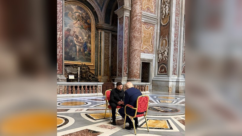 pertemuan Presiden AS Donald Trump dan Presiden Ukraina Volodymyr Zelensky di Basilika Santo Petrus. (Foto: REUTERS/Ukrainian Presidential Press Ser) pertemuan Presiden AS Donald Trump dan Presiden Ukraina Volodymyr Zelensky di Basilika Santo Petrus. (Foto: REUTERS/Ukrainian Presidential Press Ser)
