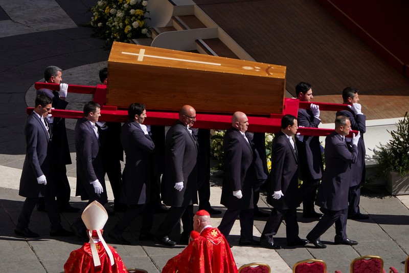 Kardinal Giovanni Battista Re memberkati peti jenazah Paus Fransiskus dalam Misa pemakaman di Lapangan Santo Petrus, Vatikan, 26 April 2025. REUTERS/Guglielmo Mangiapane
