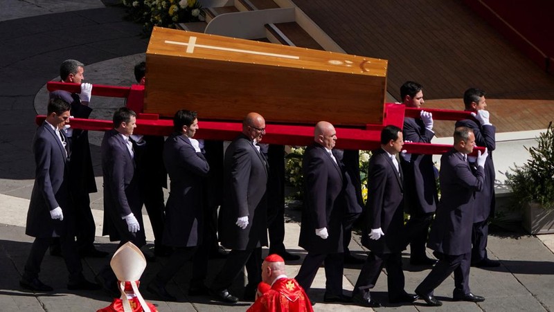 Kardinal Giovanni Battista Re memberkati peti jenazah Paus Fransiskus dalam Misa pemakaman di Lapangan Santo Petrus, Vatikan, 26 April 2025. REUTERS/Guglielmo Mangiapane