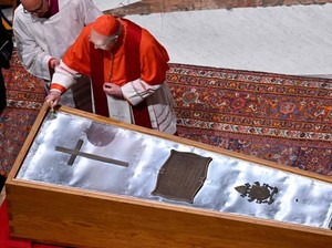 Peti Jenazah Paus Fransiskus Ditutup