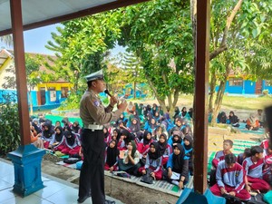 Polisi Edukasi Siswa SMPN 3 Garum Blitar Cegah Kenalan Remaja-Narkoba
