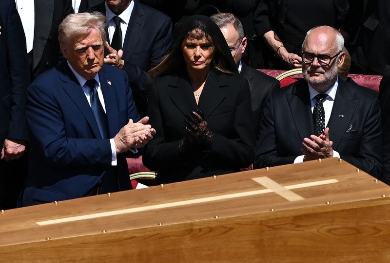 Kardinal Giovanni Battista Re memberkati peti jenazah Paus Fransiskus dalam Misa pemakaman di Lapangan Santo Petrus, Vatikan, 26 April 2025. REUTERS/Guglielmo Mangiapane Kardinal Giovanni Battista Re memberkati peti jenazah Paus Fransiskus dalam Misa pemakaman di Lapangan Santo Petrus, Vatikan, 26 April 2025. REUTERS/Guglielmo Mangiapane
