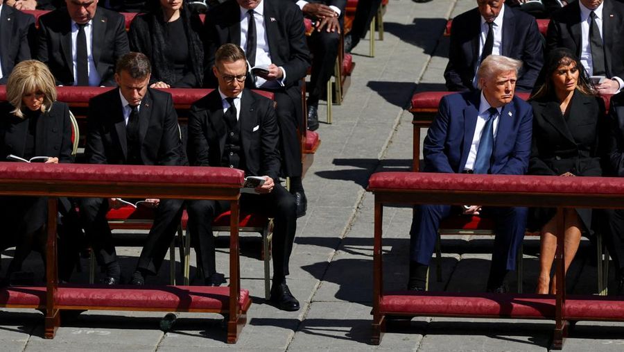 Presiden AS Donald Trump dan ibu negara Melania Trump. Presiden Prancis Emmanuel Macron dan istrinya Brigitte Macron, serta Presiden Finlandia Alexander Stubb menghadiri Misa pemakaman Paus Fransiskus di Vatikan, 26 April 2025. REUTERS/Kai Pfaffenbach