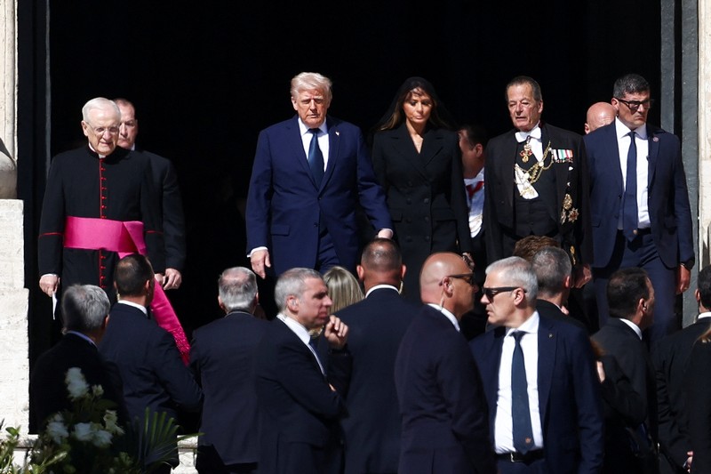 Presiden AS Donald Trump dan ibu negara Melania Trump tiba menjelang Misa pemakaman Paus Fransiskus di Lapangan Santo Petrus di Vatikan, Sabtu (26/4/2025). (REUTERS/Guglielmo Mangiapane) Presiden AS Donald Trump dan ibu negara Melania Trump tiba menjelang Misa pemakaman Paus Fransiskus di Lapangan Santo Petrus di Vatikan, Sabtu (26/4/2025). (REUTERS/Guglielmo Mangiapane)