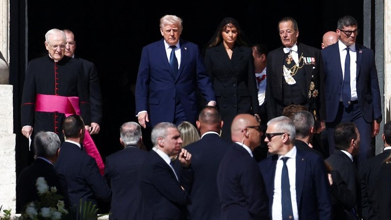 Presiden AS Donald Trump dan ibu negara Melania Trump tiba menjelang Misa pemakaman Paus Fransiskus di Lapangan Santo Petrus di Vatikan, Sabtu (26/4/2025). (REUTERS/Guglielmo Mangiapane)