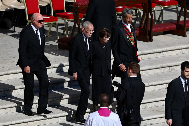 Presiden AS Donald Trump dan ibu negara Melania Trump tiba menjelang Misa pemakaman Paus Fransiskus di Lapangan Santo Petrus di Vatikan, Sabtu (26/4/2025). (REUTERS/Guglielmo Mangiapane) Presiden AS Donald Trump dan ibu negara Melania Trump tiba menjelang Misa pemakaman Paus Fransiskus di Lapangan Santo Petrus di Vatikan, Sabtu (26/4/2025). (REUTERS/Guglielmo Mangiapane)