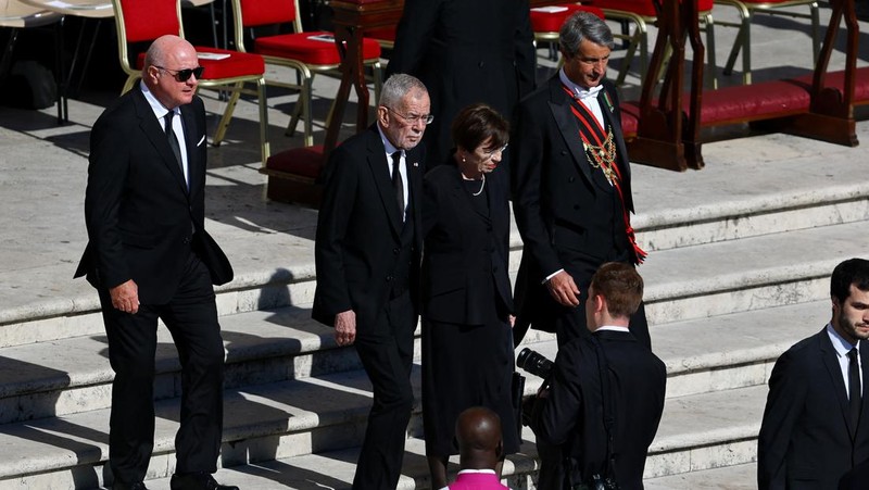 Presiden AS Donald Trump dan ibu negara Melania Trump tiba menjelang Misa pemakaman Paus Fransiskus di Lapangan Santo Petrus di Vatikan, Sabtu (26/4/2025). (REUTERS/Guglielmo Mangiapane)