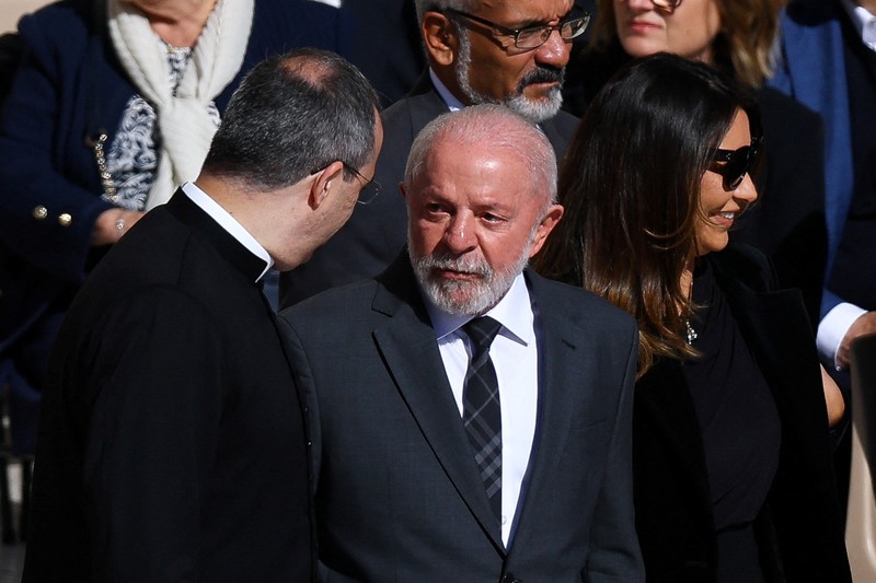 Presiden AS Donald Trump dan ibu negara Melania Trump tiba menjelang Misa pemakaman Paus Fransiskus di Lapangan Santo Petrus di Vatikan, Sabtu (26/4/2025). (REUTERS/Guglielmo Mangiapane)