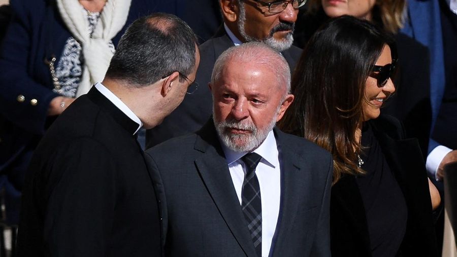 Para Pemimpin Dunia Menghadiri Misa Pemakaman Paus Fransiskus 7 Presiden Brasil Luiz Inacio Lula da Silva dan istrinya Rosangela 'Janja' da Silva