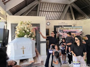 Isak Tangis Iringi Kremasi Hamzah Sulaiman Pendiri Raminten Jogja