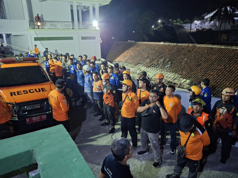 Tim Gabungan saat melakukan evakuasi korban tertimbun tembok penampungan air di Kabupaten Magelang, Jawa Tengah pada Jumat (25/4). (Dok. BPBD Kabupaten Malang)
