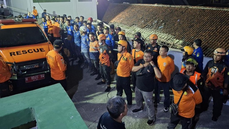 Tim Gabungan saat melakukan evakuasi korban tertimbun tembok penampungan air di Kabupaten Magelang, Jawa Tengah pada Jumat (25/4). (Dok. BPBD Kabupaten Malang)