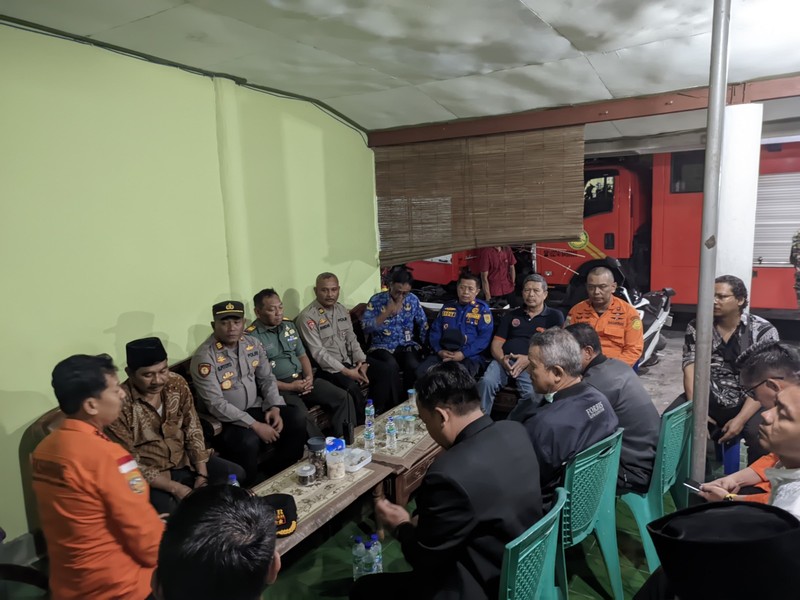 Tim Gabungan saat melakukan evakuasi korban tertimbun tembok penampungan air di Kabupaten Magelang, Jawa Tengah pada Jumat (25/4). (Dok. BPBD Kabupaten Malang)