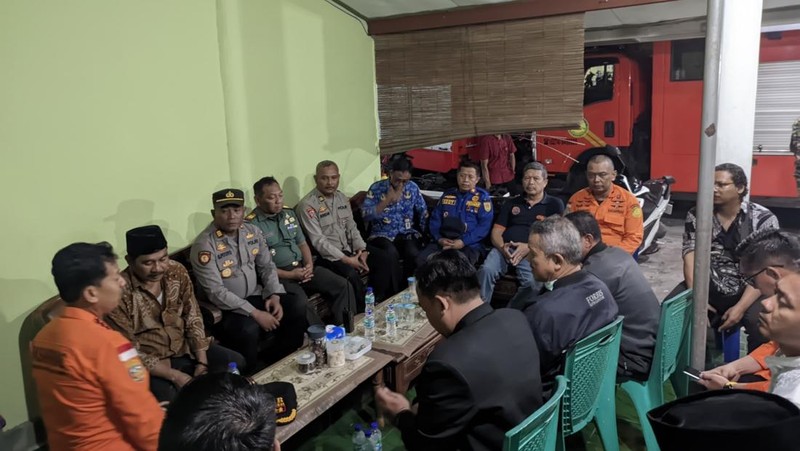 Tim Gabungan saat melakukan evakuasi korban tertimbun tembok penampungan air di Kabupaten Magelang, Jawa Tengah pada Jumat (25/4). (Dok. BPBD Kabupaten Malang)