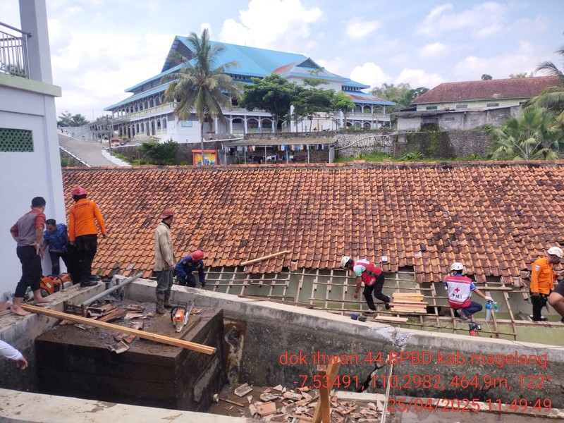 Tim Gabungan saat melakukan evakuasi korban tertimbun tembok penampungan air di Kabupaten Magelang, Jawa Tengah pada Jumat (25/4). (Dok. BPBD Kabupaten Malang) Tim Gabungan saat melakukan evakuasi korban tertimbun tembok penampungan air di Kabupaten Magelang, Jawa Tengah pada Jumat (25/4). (Dok. BPBD Kabupaten Malang)