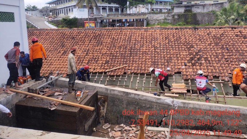 Tim Gabungan saat melakukan evakuasi korban tertimbun tembok penampungan air di Kabupaten Magelang, Jawa Tengah pada Jumat (25/4). (Dok. BPBD Kabupaten Malang)