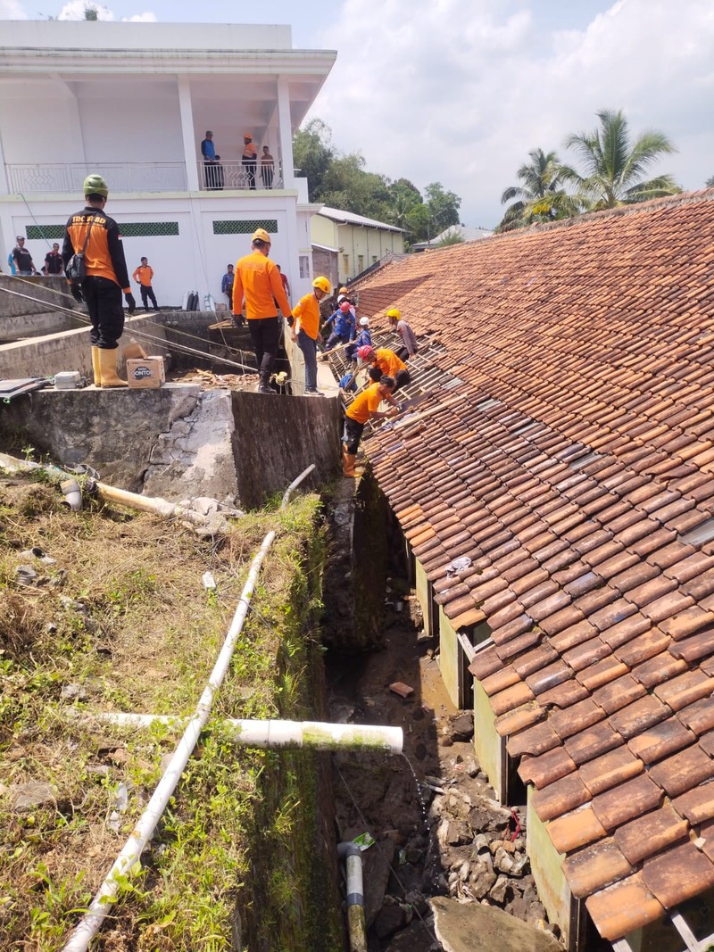 Tim Gabungan saat melakukan evakuasi korban tertimbun tembok penampungan air di Kabupaten Magelang, Jawa Tengah pada Jumat (25/4). (Dok. BPBD Kabupaten Malang)