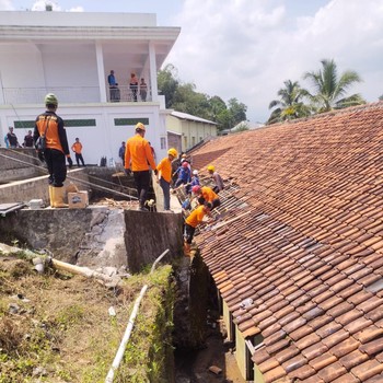 Tembok Tendon Air Roboh, 4 Orang Santri Tewas Tertimbun Runtuhan