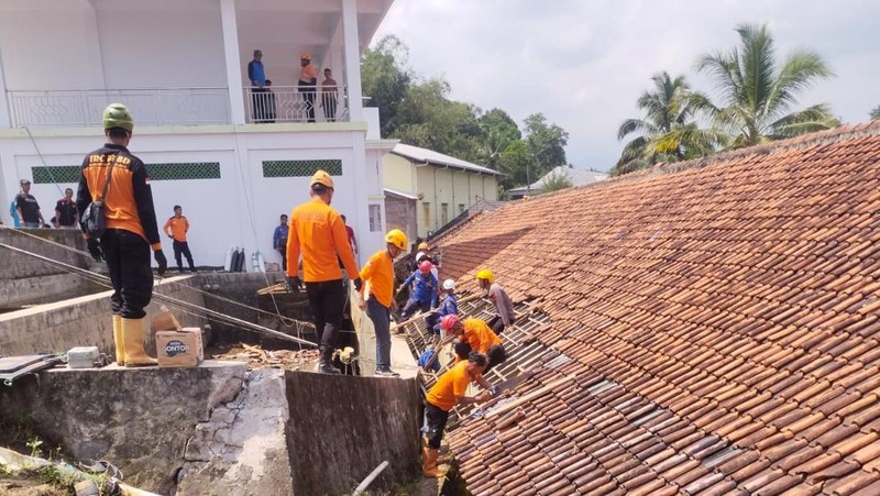 Tim Gabungan saat melakukan evakuasi korban tertimbun tembok penampungan air di Kabupaten Magelang, Jawa Tengah pada Jumat (25/4). (Dok. BPBD Kabupaten Malang)