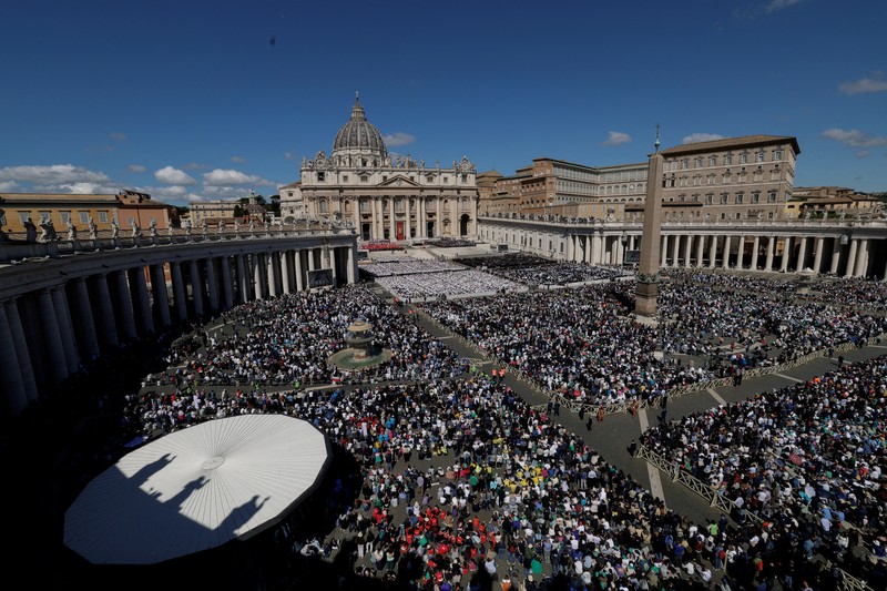 Kardinal Giovanni Battista Re memberkati peti jenazah Paus Fransiskus dalam Misa pemakaman di Lapangan Santo Petrus, Vatikan, 26 April 2025. REUTERS/Guglielmo Mangiapane Kardinal Giovanni Battista Re memberkati peti jenazah Paus Fransiskus dalam Misa pemakaman di Lapangan Santo Petrus, Vatikan, 26 April 2025. REUTERS/Guglielmo Mangiapane