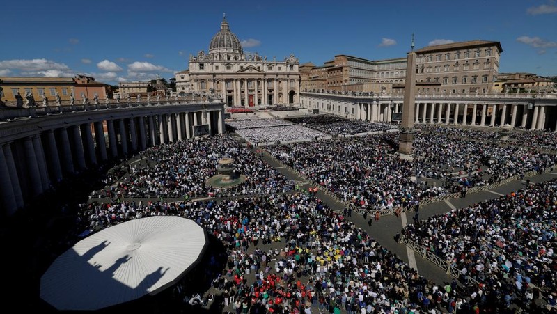Kardinal Giovanni Battista Re memberkati peti jenazah Paus Fransiskus dalam Misa pemakaman di Lapangan Santo Petrus, Vatikan, 26 April 2025. REUTERS/Guglielmo Mangiapane