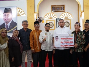 Andre Beri Bantuan Rp 75 Juta ke Musala Dinul Hidayah di Mata Air Padang