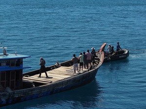 Bakamla Gagalkan Penyelundupan 30 Ton Pasir Timah di Selat Karimata