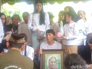 Peluk Foto Sang Ibunda, Bimbim Melepas Kepergian Bunda Iffet dengan Doa