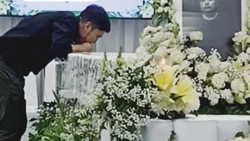 Momen Desta Bisikan Kenangan Persahabatan ke Jenazah Ricky Siahaan