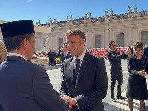 Jokowi Disapa Macron Saat Hadiri Pemakaman Paus Fransiskus di Santo Petrus