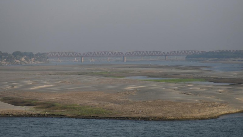 Kekeringan melanda sungai Indus di Hyderabad, Pakistan, Jumat (25/4/20225). (REUTERS/Yasir Rajput)