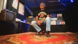 Kisah Kesetiaan Anto dan Koleksi Musik Rocknya