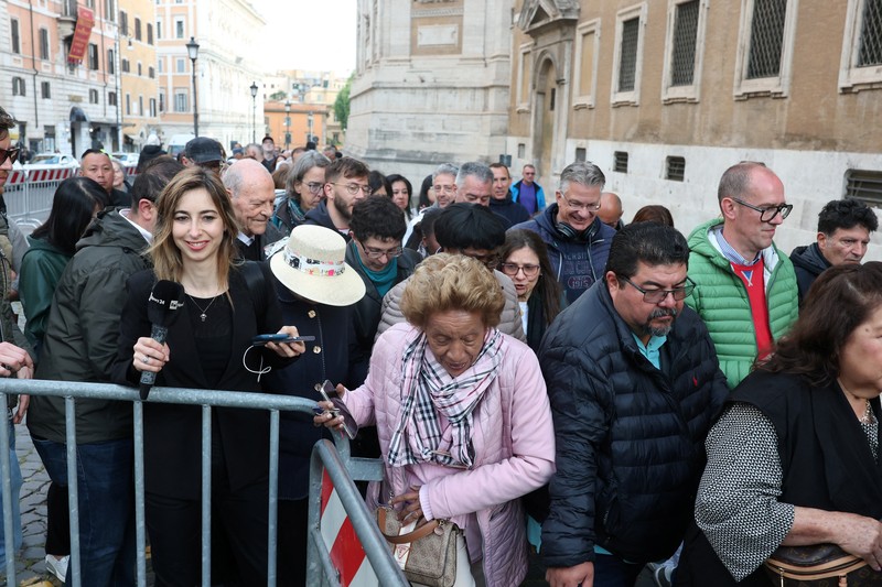 Orang-orang mengantre di luar Basilika Kepausan Santa Maria Mayor (Santa Maria Maggiore) di Roma, Italia, Minggu (27/4/2025). (REUTERS/Hannah McKay)