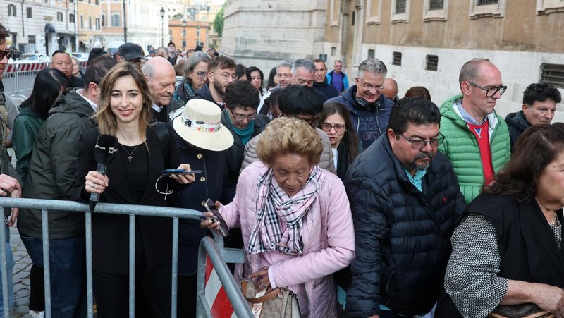 Orang-orang mengantre di luar Basilika Kepausan Santa Maria Mayor (Santa Maria Maggiore) di Roma, Italia, Minggu (27/4/2025). (REUTERS/Hannah McKay)