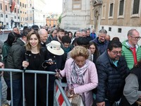 Potret Peziarah Ramai-Ramai Antre Kunjungi Makam Paus Fransiskus