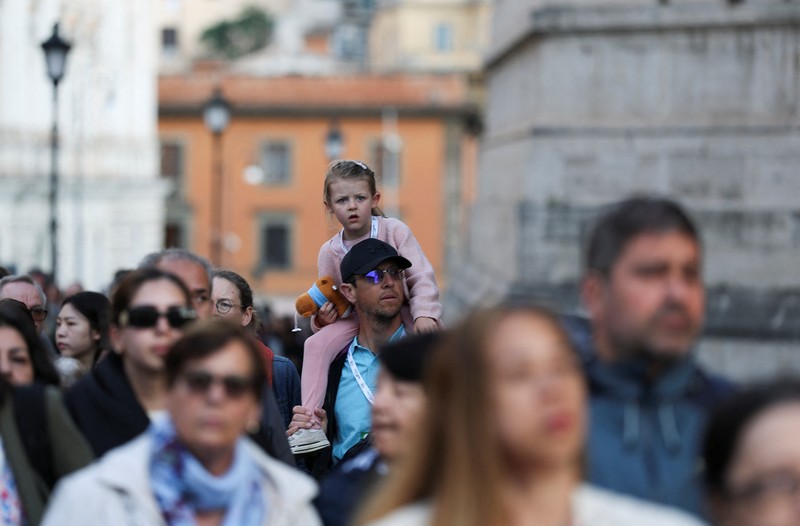Orang-orang mengantre di luar Basilika Kepausan Santa Maria Mayor (Santa Maria Maggiore) di Roma, Italia, Minggu (27/4/2025). (REUTERS/Hannah McKay) Orang-orang mengantre di luar Basilika Kepausan Santa Maria Mayor (Santa Maria Maggiore) di Roma, Italia, Minggu (27/4/2025). (REUTERS/Hannah McKay)