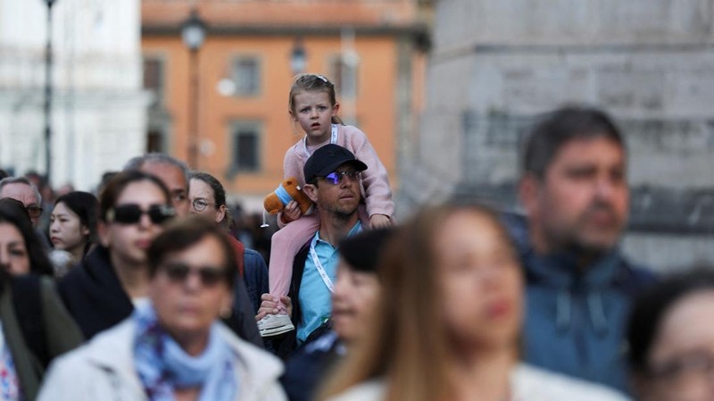 Orang-orang mengantre di luar Basilika Kepausan Santa Maria Mayor (Santa Maria Maggiore) di Roma, Italia, Minggu (27/4/2025). (REUTERS/Hannah McKay)