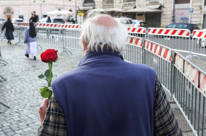 Orang-orang mengantre di luar Basilika Kepausan Santa Maria Mayor (Santa Maria Maggiore) di Roma, Italia, Minggu (27/4/2025). (REUTERS/Hannah McKay) Orang-orang mengantre di luar Basilika Kepausan Santa Maria Mayor (Santa Maria Maggiore) di Roma, Italia, Minggu (27/4/2025). (REUTERS/Hannah McKay)