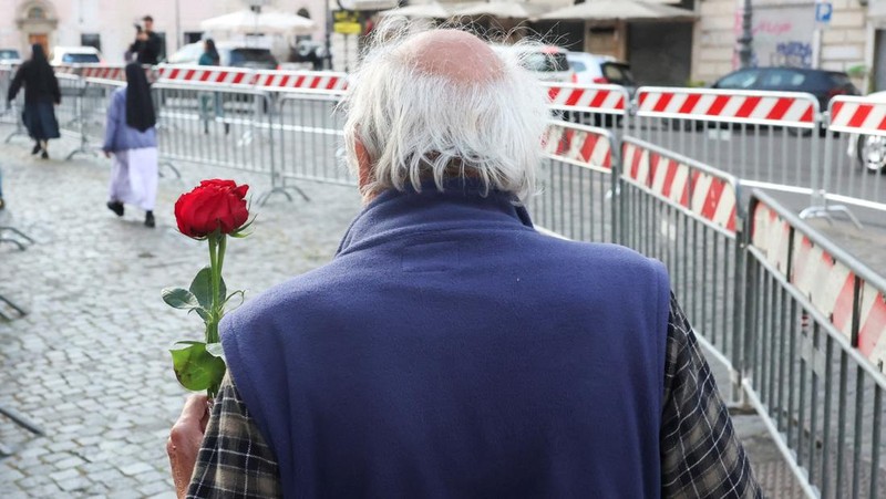 Orang-orang mengantre di luar Basilika Kepausan Santa Maria Mayor (Santa Maria Maggiore) di Roma, Italia, Minggu (27/4/2025). (REUTERS/Hannah McKay)