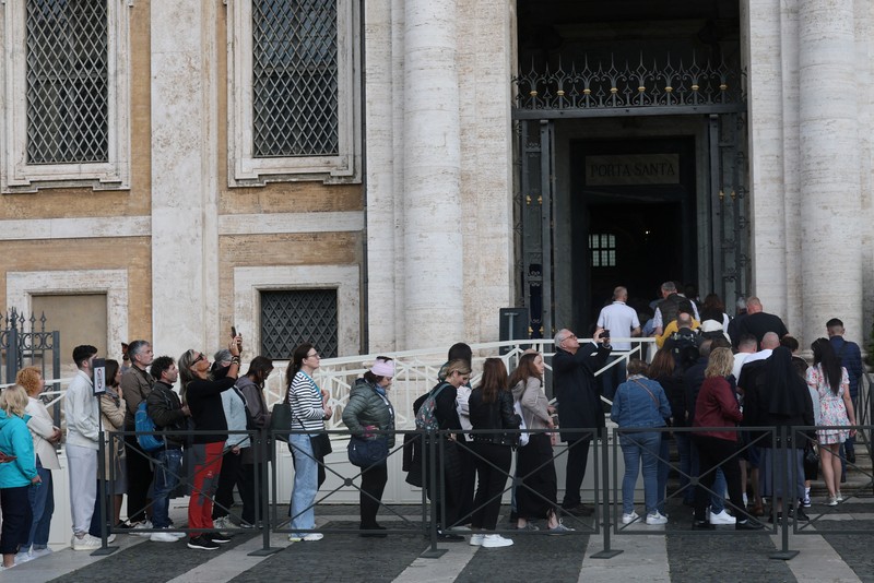 Orang-orang mengantre di luar Basilika Kepausan Santa Maria Mayor (Santa Maria Maggiore) di Roma, Italia, Minggu (27/4/2025). (REUTERS/Hannah McKay) Orang-orang mengantre di luar Basilika Kepausan Santa Maria Mayor (Santa Maria Maggiore) di Roma, Italia, Minggu (27/4/2025). (REUTERS/Hannah McKay)