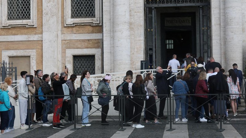 Orang-orang mengantre di luar Basilika Kepausan Santa Maria Mayor (Santa Maria Maggiore) di Roma, Italia, Minggu (27/4/2025). (REUTERS/Hannah McKay)