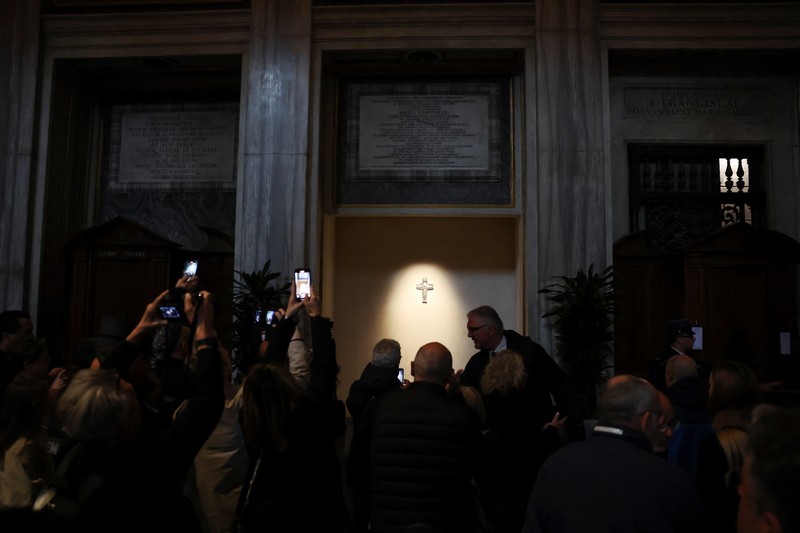 Orang-orang mengantre di luar Basilika Kepausan Santa Maria Mayor (Santa Maria Maggiore) di Roma, Italia, Minggu (27/4/2025). (REUTERS/Hannah McKay)