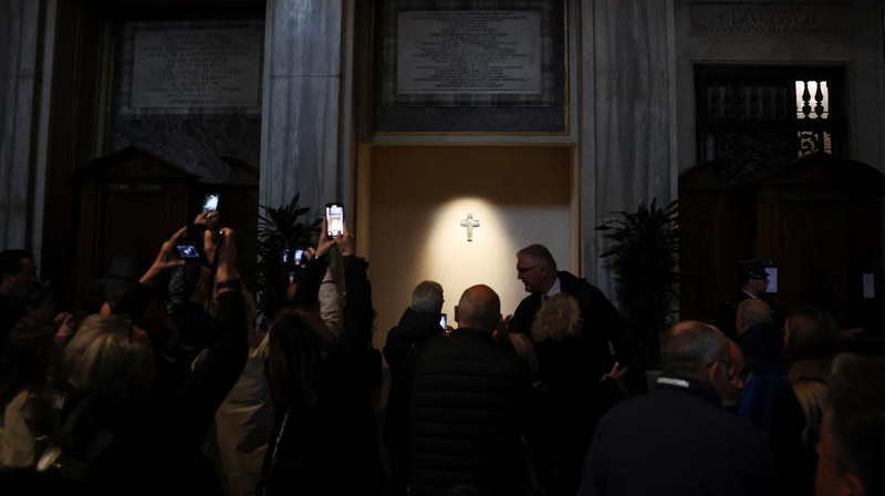 Orang-orang mengantre di luar Basilika Kepausan Santa Maria Mayor (Santa Maria Maggiore) di Roma, Italia, Minggu (27/4/2025). (REUTERS/Hannah McKay)