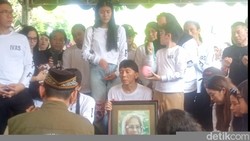 Bunda Iffet dan Kisah Penyelamatan Slank dari Narkoba