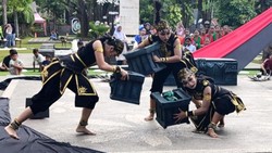 Sambut World Dance Day, Ratusan Penari Tampil di Tugu Kartini Tulungagung