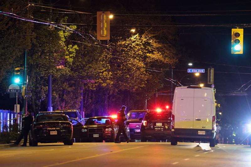 Petugas polisi bekerja di tempat kejadian perkara, sementara jasad korban tergeletak di tanah, setelah sebuah kendaraan melaju ke arah kerumunan saat pesta blok Lapu Lapu di Vancouver, Kanada, Sabtu (26/4/2025). (REUTERS/Chris Helgren) Petugas polisi bekerja di tempat kejadian perkara, sementara jasad korban tergeletak di tanah, setelah sebuah kendaraan melaju ke arah kerumunan saat pesta blok Lapu Lapu di Vancouver, Kanada, Sabtu (26/4/2025). (REUTERS/Chris Helgren)