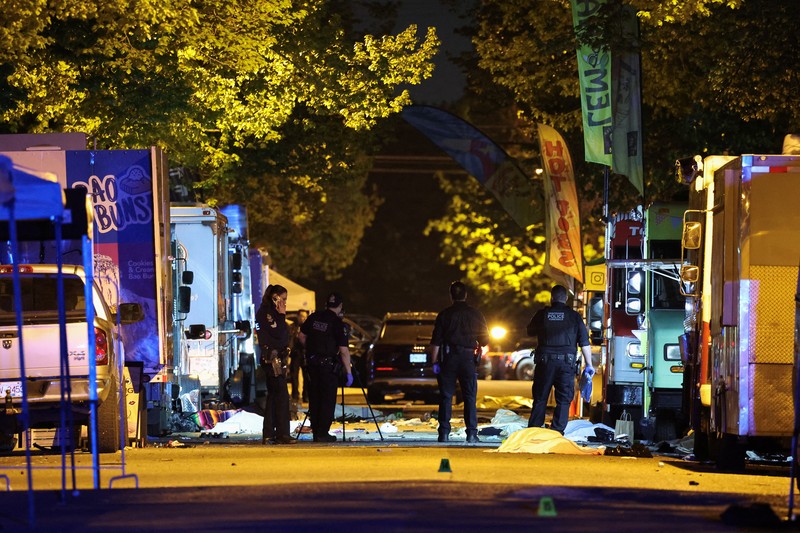 Petugas polisi bekerja di tempat kejadian perkara, sementara jasad korban tergeletak di tanah, setelah sebuah kendaraan melaju ke arah kerumunan saat pesta blok Lapu Lapu di Vancouver, Kanada, Sabtu (26/4/2025). (REUTERS/Chris Helgren) Petugas polisi bekerja di tempat kejadian perkara, sementara jasad korban tergeletak di tanah, setelah sebuah kendaraan melaju ke arah kerumunan saat pesta blok Lapu Lapu di Vancouver, Kanada, Sabtu (26/4/2025). (REUTERS/Chris Helgren)