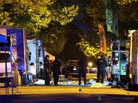 Mobil Ugal Tabrak Brutal Kerumunan Orang di Festival Dini Hari Tadi