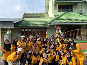 Gaya Unik Polwan Klaten Ajak Emak-emak Waspada Hoax-Tertib Administrasi Lalin