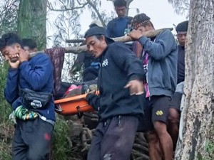 Turis Malaysia Terjatuh Saat Mendaki Gunung Rinjani hingga Kaki Patah